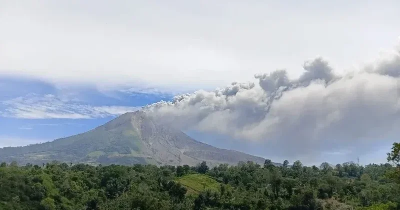 İndoneziyada Semeru vulkanı püskürüb