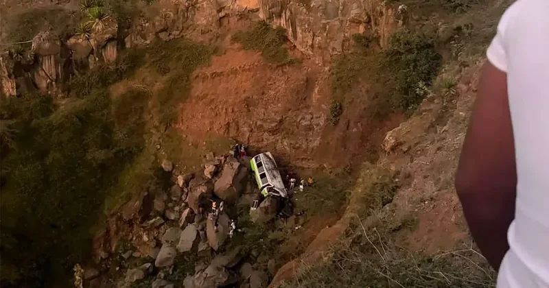 Kabo Verdedə avtobus uçuruma yuvarlanıb: 22 ölü