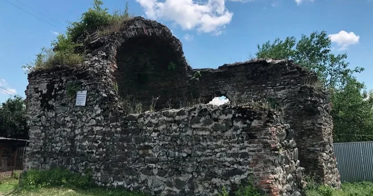 Церковь в селе Ашагы Гуллар памятник средневекового христианского наследия Азербайджана