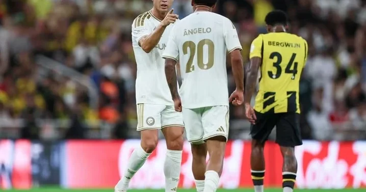Ronaldu rəqibin taktiki qeydini oxumağa çalışıb VİDEO
