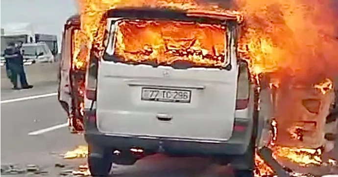 Şəmkirdə hərəkətdə olan “Mercedes” qəfil alışaraq yandı VİDEO