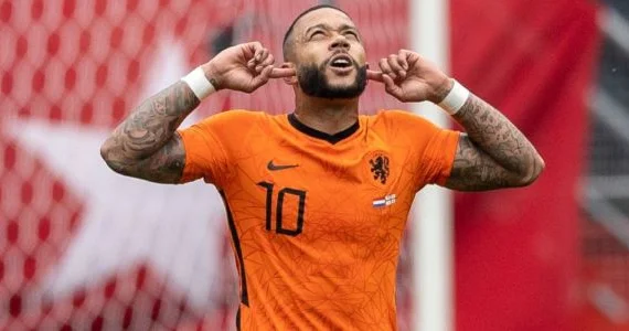 Məşhur futbolçunun pasportu oğurlandı Depay yğımanın heyətinə qatıla bilmədi