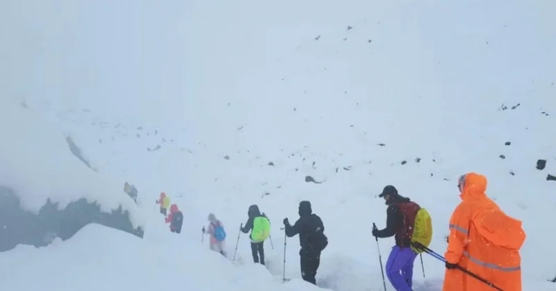 Everestdə qar fırtınası: 350 turist xilas edildi, yüzlərlə insan hələ də dağda qalıb