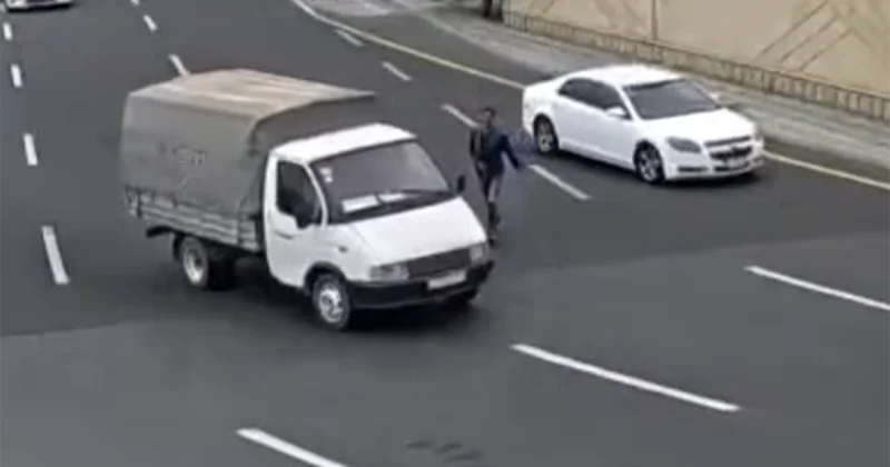 Yolu keçərkən telefon və qulaqlıqlardan istifadə etməyin! Video