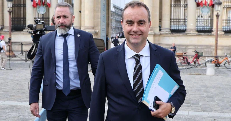 Makron yaxın dostlarına vəzifə payladı Fransada yeni hökumət formalaşdırıldı