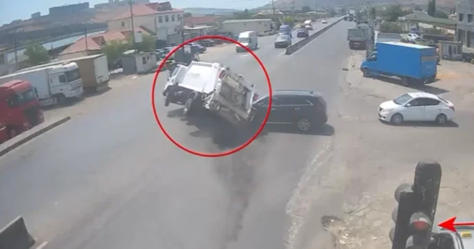 Bakıda qırmızı işıqda keçən zibil maşını aşdı ANBAAN VİDEO