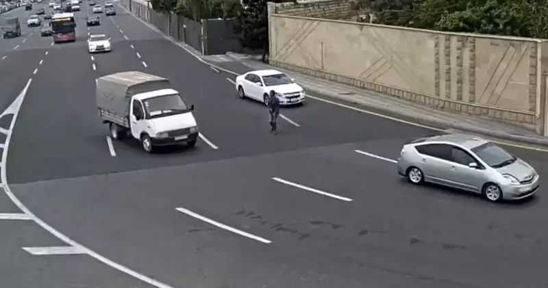 Так бакинские пешеходы рискуют жизнями ВИДЕО