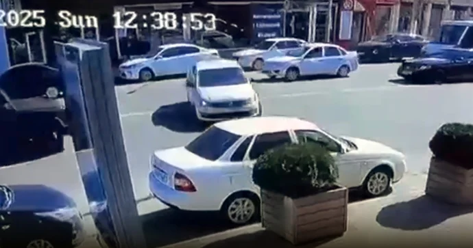 “Gelandewagen”lə toqquşan “Volkswagen Polo” bu hala düşdü; yaralılar var VİDEO