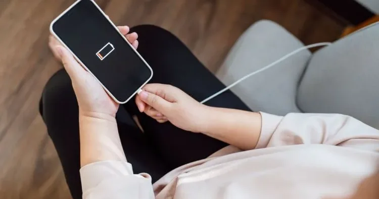 Şarjda olan telefonu ilə danışarkən cərəyan vuraraq ÖLDÜ
