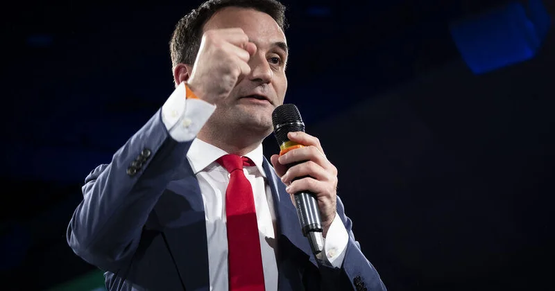 Еще один политик призвал Макрона к отставке
