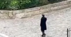 Макрон прогулялся по Парижу после отставки Лекорню ВИДЕО