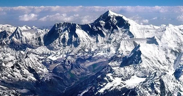 Yüzlərlə insan Everestdə qar fırtınasına düşdü