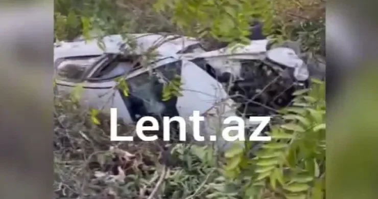 Zaqatalada maşın kanala aşdı, xəsarət alan var VİDEO