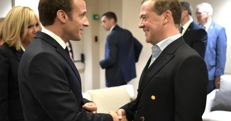 Медведев назвал Макрона петушком Микроном