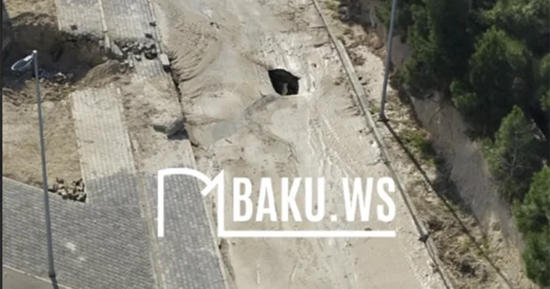 Bu ərazidə su borusu partladı, yol çökdü Video