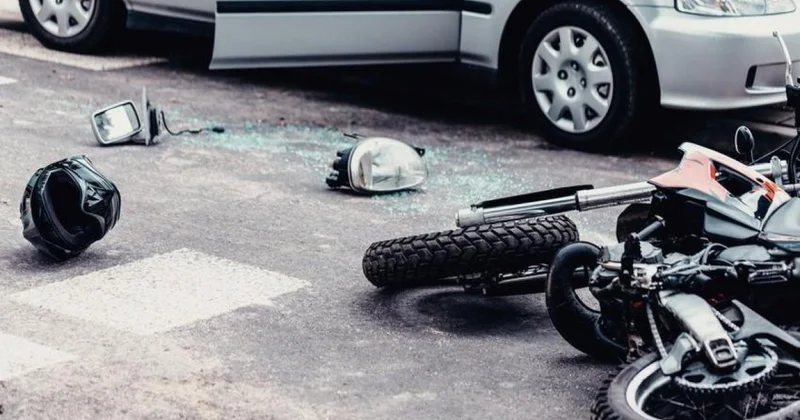 “Mercedes” motosikletlə toqquşdu