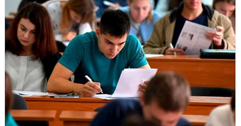 Bizdə tələbələri hər yerdə görmək olur, kitabxanadan başqa AÇIQLAMA
