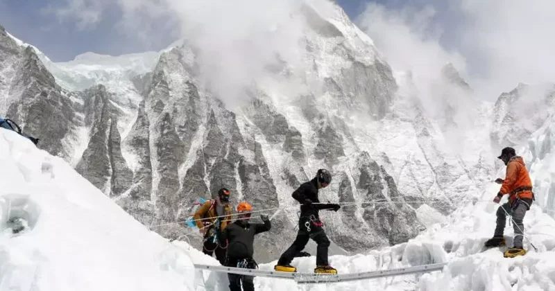 Köməksiz vəziyyətdə qalan alpinistlərlə əlaqə yaradıldı