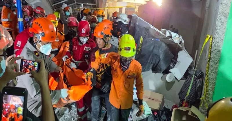 İndoneziyada məktəb binasının uçması nəticəsində ölənlərin sayı 63 ə çatıb
