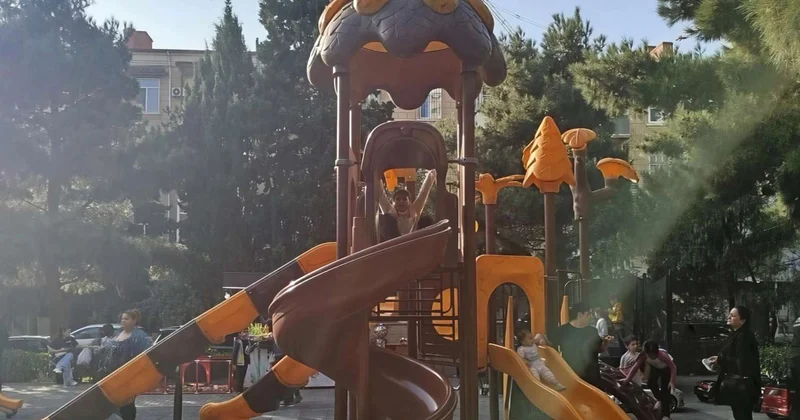 Uşaq meydançasında bədbəxt hadisə: Başına səkkiz tikiş qoyuldu FOTOLAR