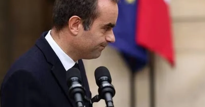 Fransada yeni hökumtətin istefası solçular Makronu “xaosun səbəbkarı” olmaqda ittiham edirlər