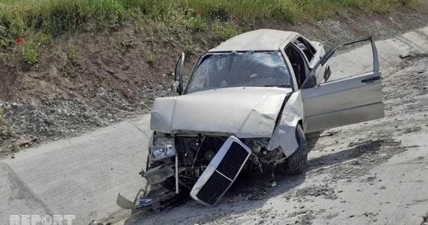 Mersedes yoldan çıxaraq ağaca çırpıldı: ölən var