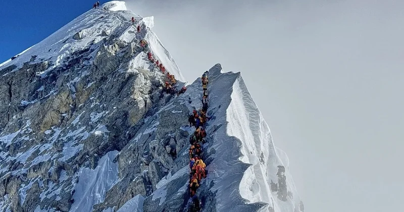 Everestdə yüzlərlə şəxs qar fırtınasına düşdü