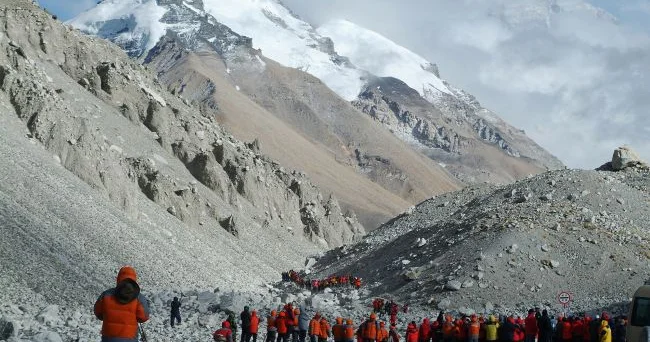 Güclü qar Everestdə minlərlə insanın geriyə yolunu bağlayıb