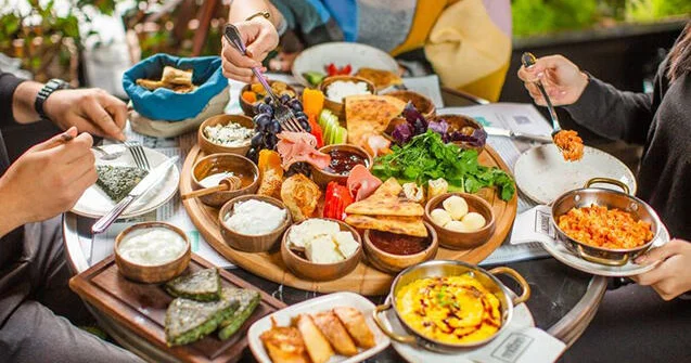 Səhər yeməyini bu saatda etmək ömrü uzadırmış: Tədqiqatlar təsdiqlədi