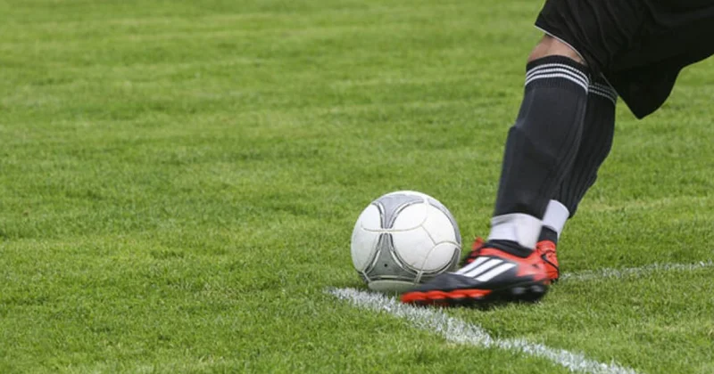 İngiltərədə futbolçunun ürəyi dayandı