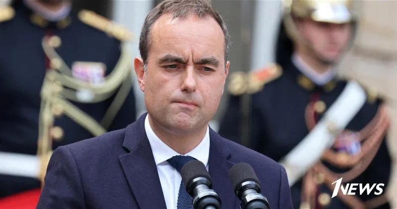 Премьер Франции Лекорню подал в отставку