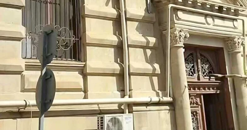 Снесут ли историческое здание в центре Баку? фото