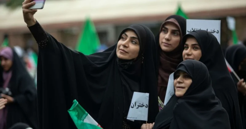 Tarixi dönüş: İranda hicab azadlığı fars ideologiyasının dağılmasıdır