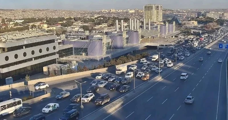 Bakıda 19 istiqamətdə tıxac yaranıb