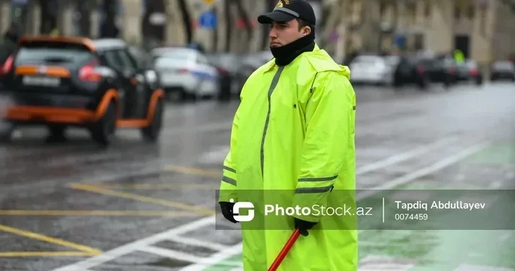 Дорожная полиция Баку предупредила водителей об опасности на мокрых дорогах