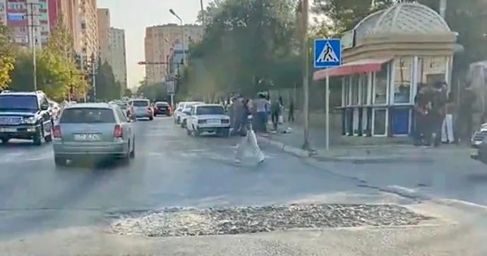 Xırdalanda yolu qazıb yarımçıq qoydular Sürücülər çətinlik çəkir VİDEO