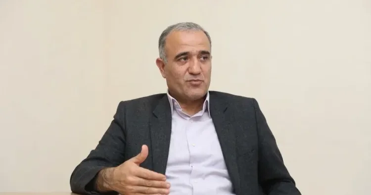 Tramp gah İranla danışıqlara hazır olduğunu deyir, gah da İranı məhv edəcəyini bildirir