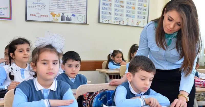 Müəllimlərin NƏZƏRİNƏ: Geyimlə bağlı yeni tələblər qüvvəyə mindi