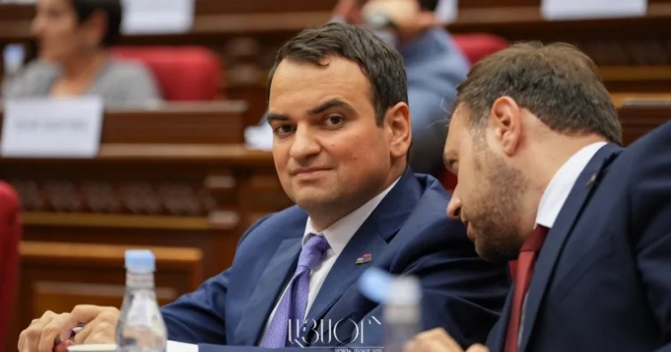 Erməni deputat Papikyanı istefaya çağırıb: “Öhdəsindən gələ bilmir”