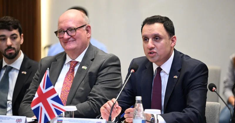 Britaniyalı nazir: Azərbaycan məlumat infrastrukturu üzrə iddialı planlar həyata keçirir