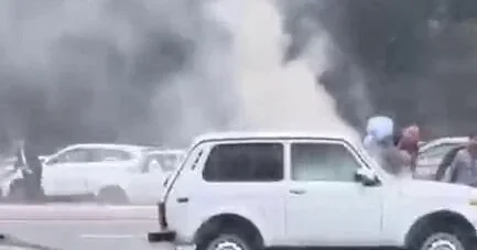 В Баку загорелся автомобиль ВИДЕО
