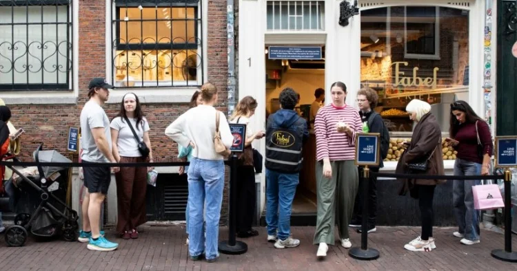 Amsterdam sakinləri “fast food” restoranı ilə bağlı məhkəməyə müraciət ediblər