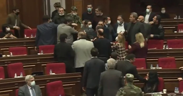 Dünya ölkələrinin parlamentlərində baş verən davalar SİYAHI