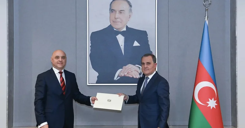 XİN başçısı Gürcüstanın yeni təyin olunmuş səfirini qəbul etdi FOTO