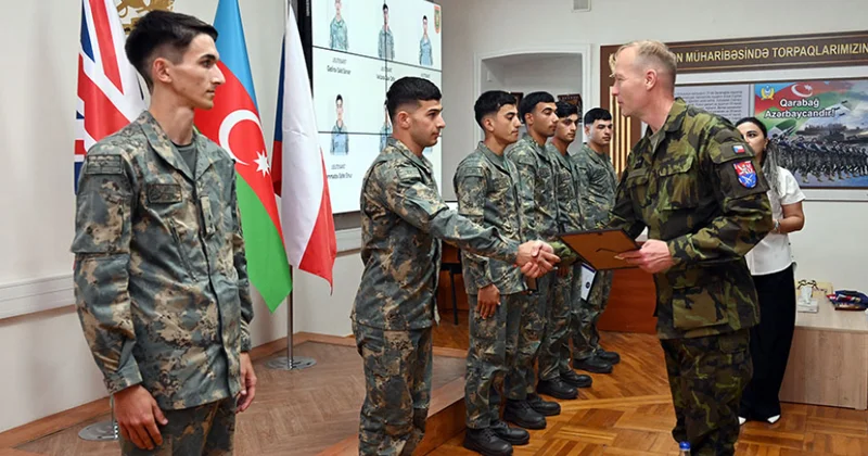 “Təlimatçı hazırlıq kursu”nu başa vuran hərbçilərə sertifikatlar təqdim edilib