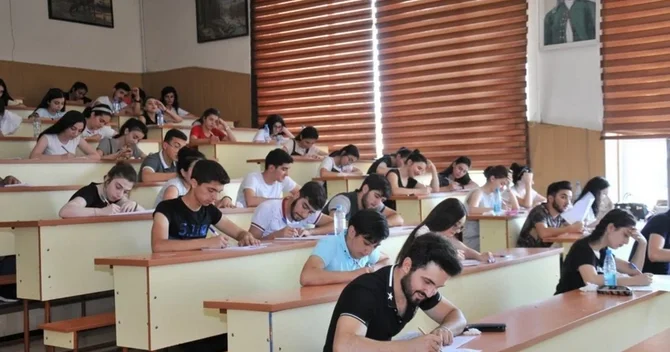 Ali məktəblərdə dövlət sifarişi üzrə bəzi yerlər niyə boş qalıb?