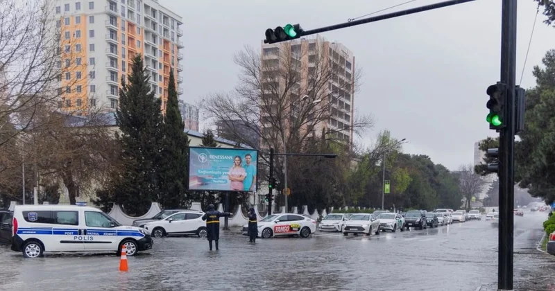 Yağış yağanda şəhəri kanalizasiya qoxusu bürüyür Səbəbi nədir?