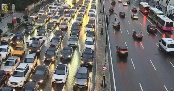 Paytaxtın 19 küçəsində tıxac var