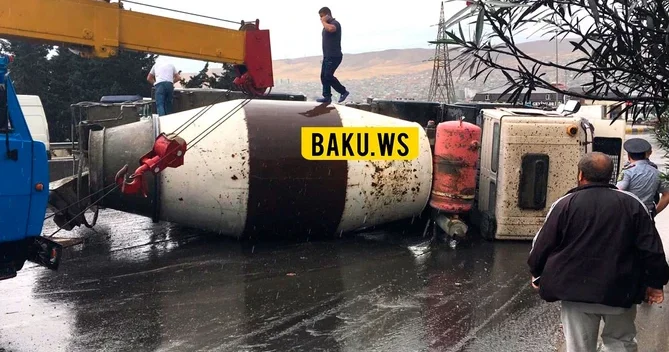 Betonqarışdıran maşın aşdı, yol bağlandı VİDEO