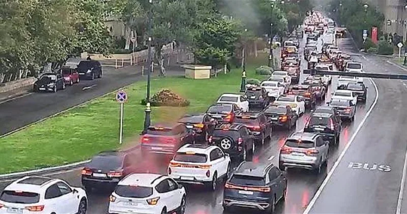 На дорогах Баку образовались плотные пробки: список перегруженных улиц